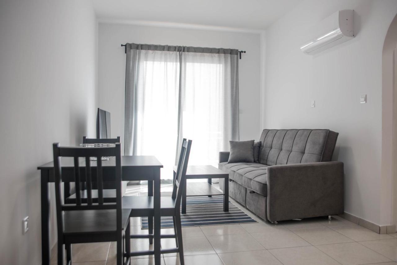 Renovated One Bedroom Apartment In Paphos With Pool Exterior photo